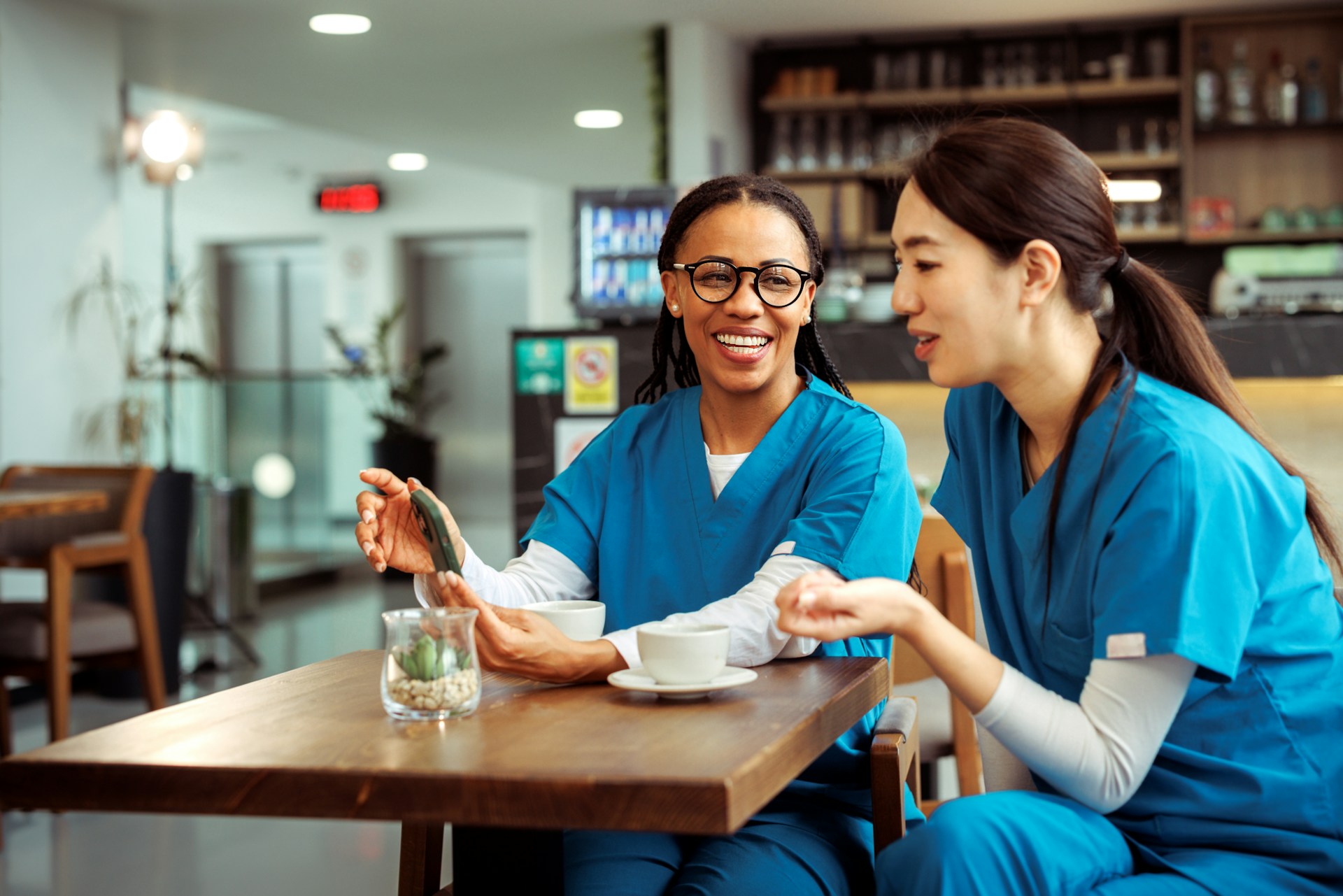Krankenschwestern lachen in der Pause